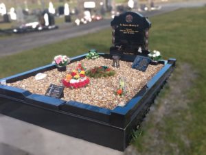 Headstone with pillars and kerbs